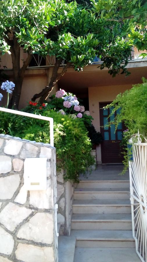 Guest House Roza Vrboska Eksteriør bilde